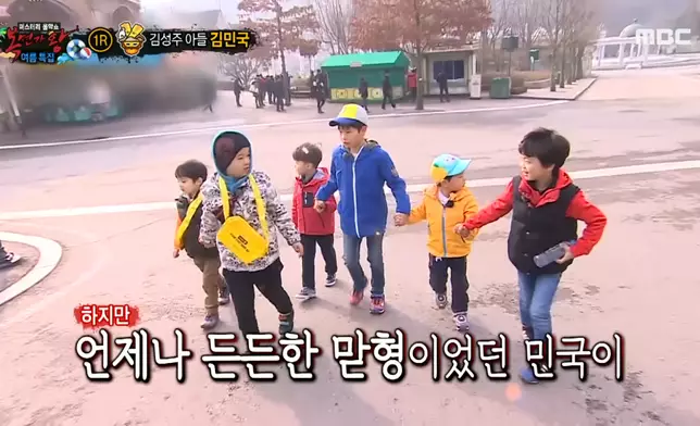 2013年開播的《爸爸！我們去哪兒？》廣受家庭觀眾喜愛（影片截圖）