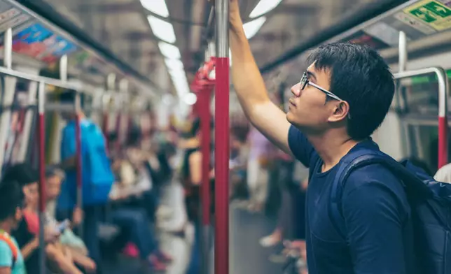 有人認為應該體諒年輕人生活的難處「可以揀喺人都想食得舒舒服服，可能真係趕住返工呢？」（非當事人GETTY圖片）