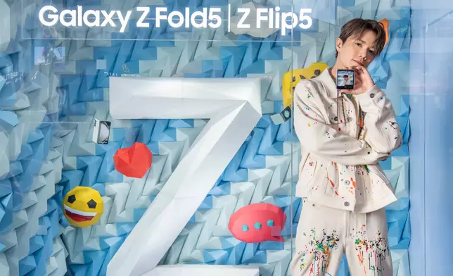 軒仔即場示範「韓式自拍」打卡pose！