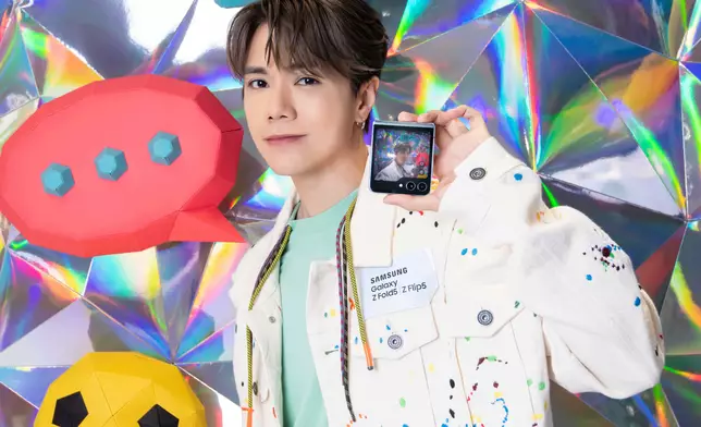 講到港台風波，軒仔就自言不過問江湖事。