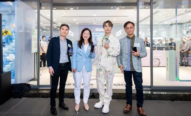 貴為摺機忠實用家的軒仔完成開幕儀式後，隨即急不及待地試玩兩部新機。