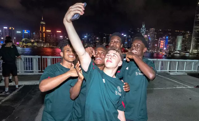 曼聯U16青年隊到港第一日(8月6日)到尖沙咀享用晚飯之後前往海旁欣賞維港夜景，並拍照留念。