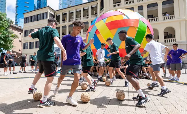 曼聯U16青年隊球員和香港青少年球員在位於大館的巨型藝術裝置前一起踢蹴鞠（類似足球的傳統中國球類運動），藉此瞭解彼此的文化，從而拓寬視野。