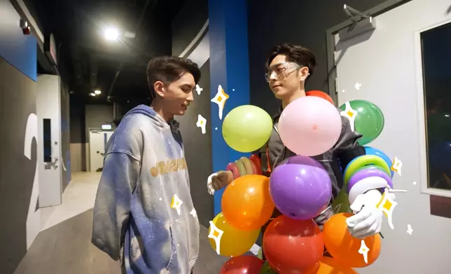 Edan身上有40多個氣球。