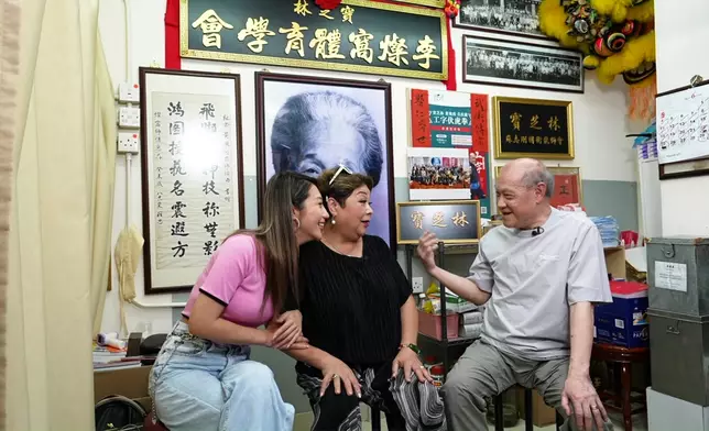 支支同師傅傾傾吓偈忽然撒嬌，當堂殺咗現場兩位前輩一個措手不及。