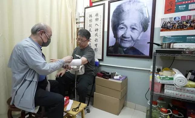 因為秉承養母暨師母教誨—濟世為懷。