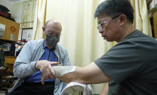 李師傅多年來無論多艱難仍堅持以街坊價診症。