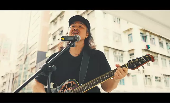 鮑聖光穿插節目演繹貼題經典金曲，是節目的神來之筆。