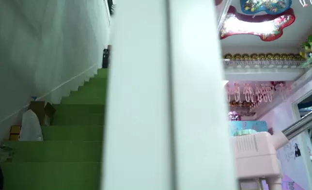 佢嘅小店保留咗上居下舖舊香港特色。