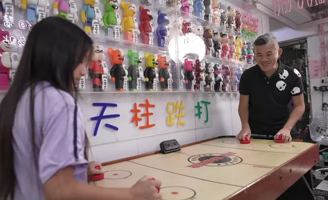 就算喺舖頭入面嘅遊戲，都係梁師傅專誠為愛女而設。