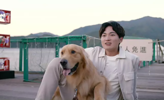 嘉洛睇到眼甘甘。