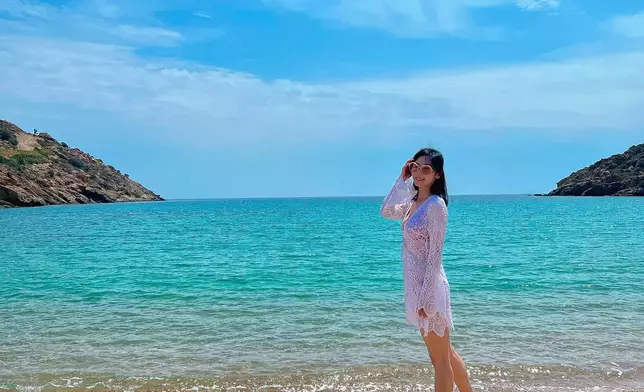 海邊拍照頗有少女味。