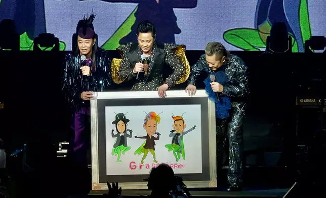 蔡一傑兩位來自泰國及美國的好友送上繪畫了三子的巨型漫畫畫作給草蜢做禮物。