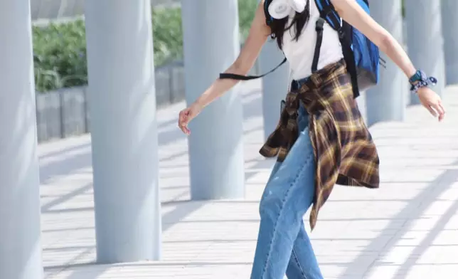 郭柏妍踩滑板出色。