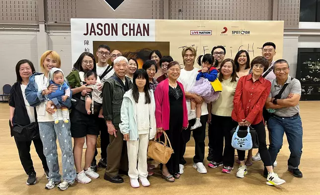 Jason趁開騷與家人聚首一堂。