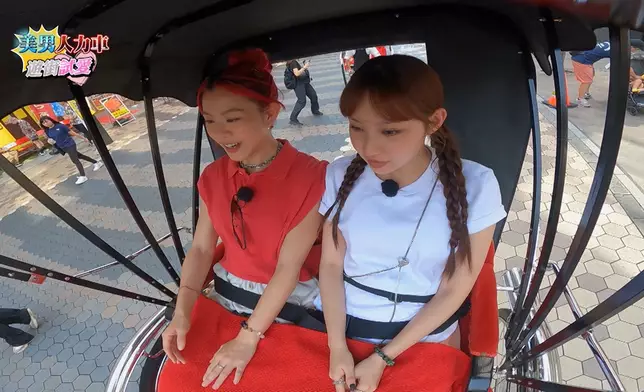 COLLAR享受被男團成員拉車暢遊日本街道。