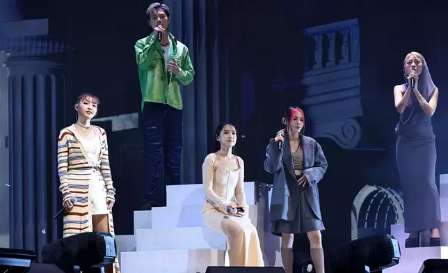 而到《 星戰》一曲，16個單位，19人一起同台演出，陣容非常壯觀。