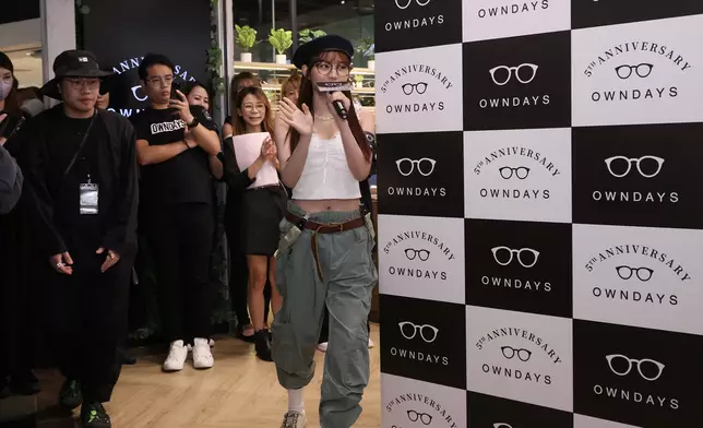 許軼（Day）以活力中性打扮，配搭OWNDAYS的全由日本職人親自製作的「千一作」系列玳瑁色眼鏡，可愛悠閒兼備的清純眼鏡造型。