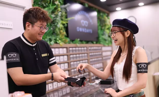 Day大讚OWNDAYS「最快20分鐘交件」承諾，最適合像她般工作超級繁忙的香港人。