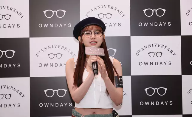 Day指平日在家睇片、煲劇時都會戴眼鏡，讓平日經常對着鏡頭的眼睛好好休息。