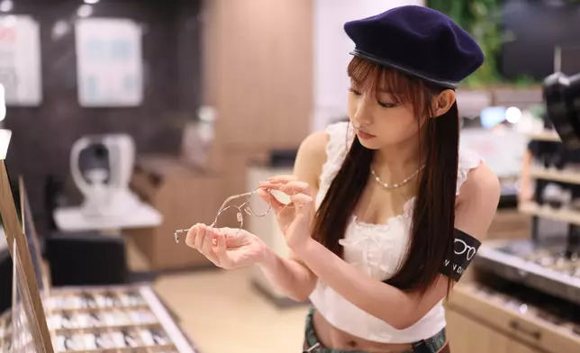 Day表示平日很難選購到人儀的眼鏡款式，這次出席OWNDAYS的活動，一口氣看中7款鏡框，笑指今後可以多點以眼鏡LOOK示人。