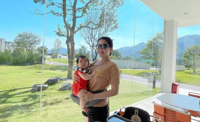 梁麗瑩曬出她跟6個月大的B女「陳皮妹」的可愛照。