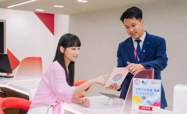 炎明熹（Gigi）到中銀香港開設首個銀行賬戶。