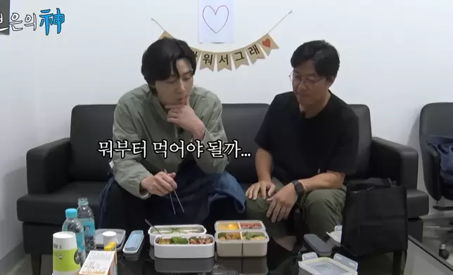 兩位憶起舊事（影片截圖）