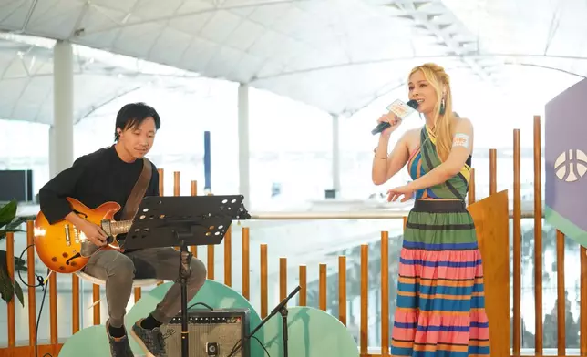 邀來樂手Teriver Cheung為她伴奏。