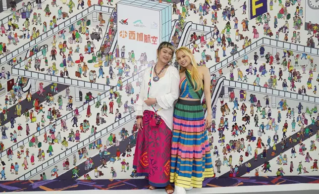 叱咤903旅遊節目《西加航空》主持謝茜嘉與Gin Lee合照。