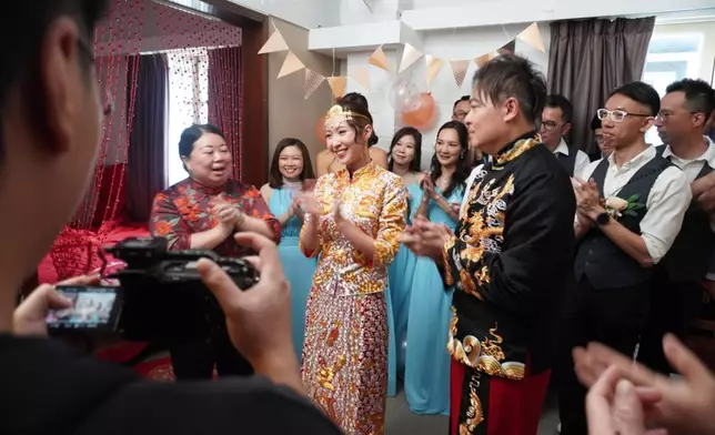 阿七戴住一身金器，面帶燦爛笑容，幸福出門。網上圖片