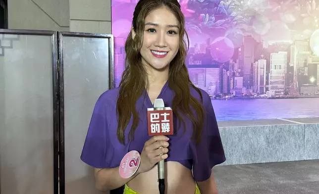 黃泳嘉首次著泳裝見傳媒，有少許緊張。