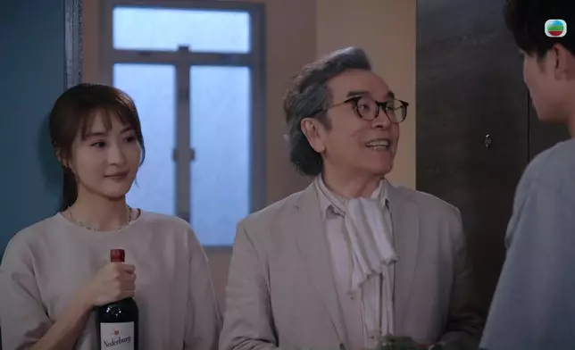 金青松帶埋Paula突擊檢查汪聲仁屋企。