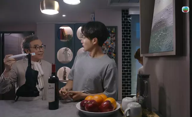 青松四圍摷仲發現咗個黑Bra。