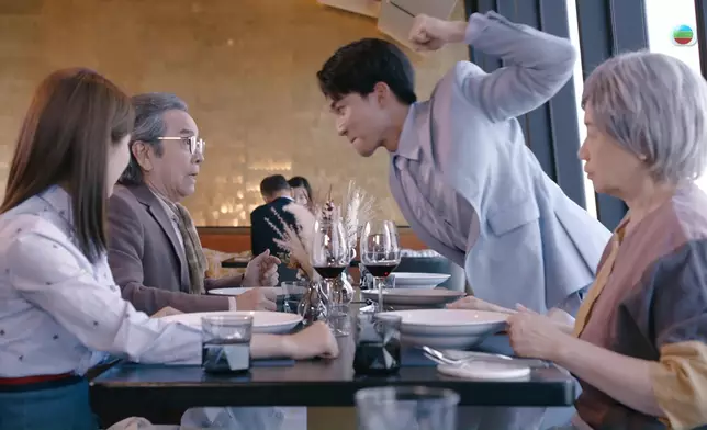 呢幕嘉洛打John哥心口戲，非常搞笑。