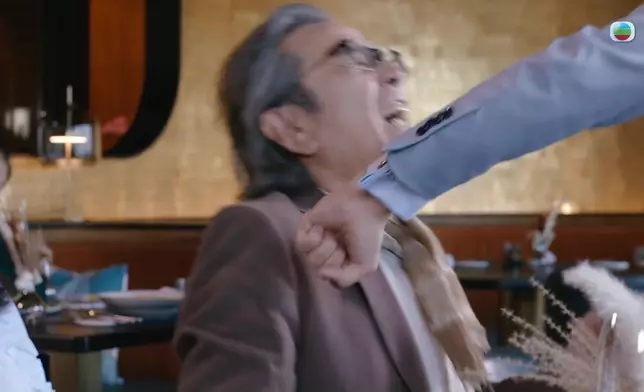 呢幕嘉洛打John哥心口戲，非常搞笑。