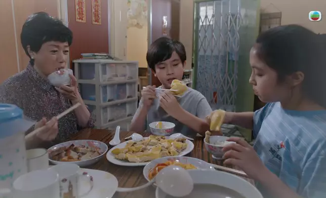 佢係由隔籬屋婆婆照顧長大。