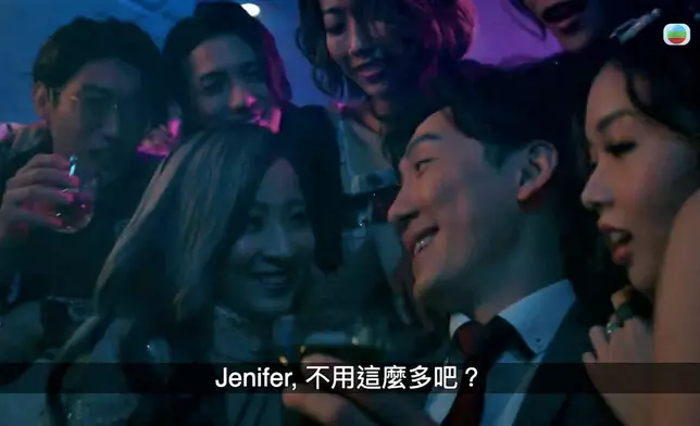 仲搵一大班靚女氹Cyrus開心。