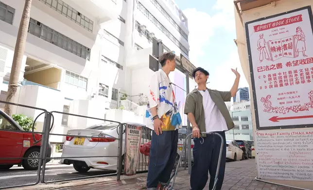 寶龍又帶顏志恒體驗其中一項日常工作—收書。