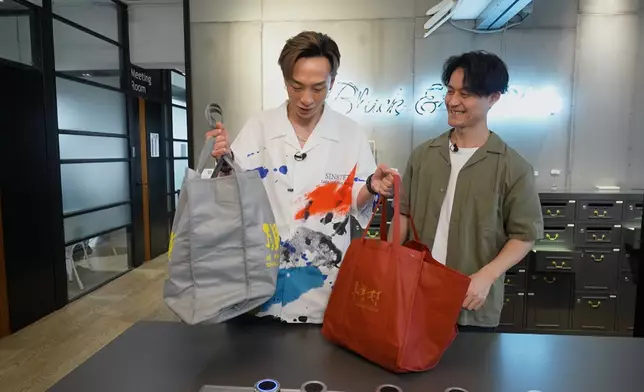 雖然寶龍話今日收書過程相對輕鬆，但顏志恒一秤個袋都係覺得好重。