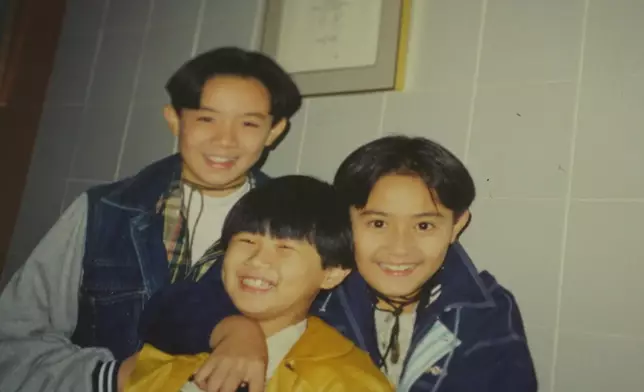 寶龍仲開心share咗當年做童星時嘅珍貴照片。