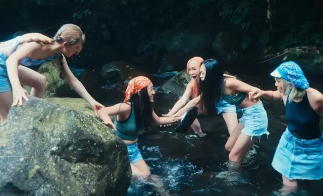 Kay（戴橙色頭巾）不慎跣腳跌倒。