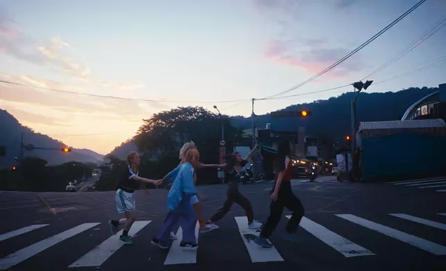 MV遊走新竹民宿、內灣車站、「內灣老街」夜市、溪澗等多地拍攝。