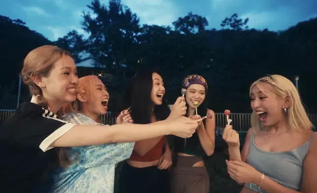 Geor（右）和Chiutung（左二）更因為發高燒而要到醫院求醫。