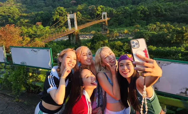 《最佳女團友》由Beanies五人及蘇道哲一同作曲，詞則由小克操刀。