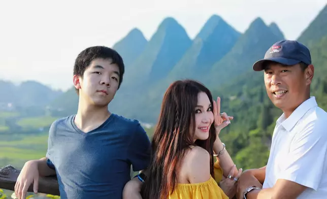 溫碧霞一家三口