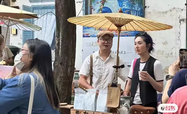 吸引不少市民前來圍觀和集郵。有多位網民都分享了千嬅當日的生圖，在零濾鏡之下，千嬅即使化了妝仍難掩歲月痕跡，皺紋特別明顯。