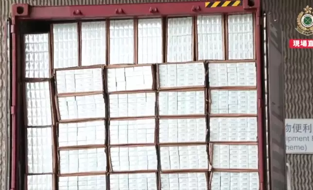 海關檢獲約1700萬支私煙，估計市值約6200萬元。(香港海關FB影片截圖)