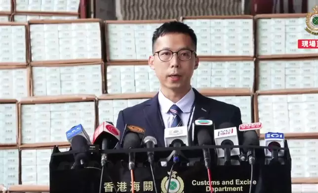 海關稅收罪案調查科稅收調查第一組高級調查主任趙啟榮，交代案情。(香港海關FB影片截圖)