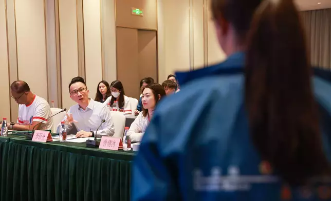 保安局常秘李百全(左二)聽取學員匯報學習成果。(保安局FB圖片)